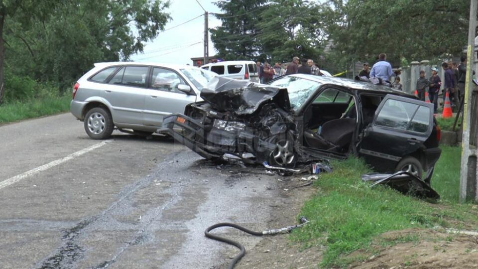 Cinci răniți au ajuns la spital, după ce două mașini s-au ciocnit frontal