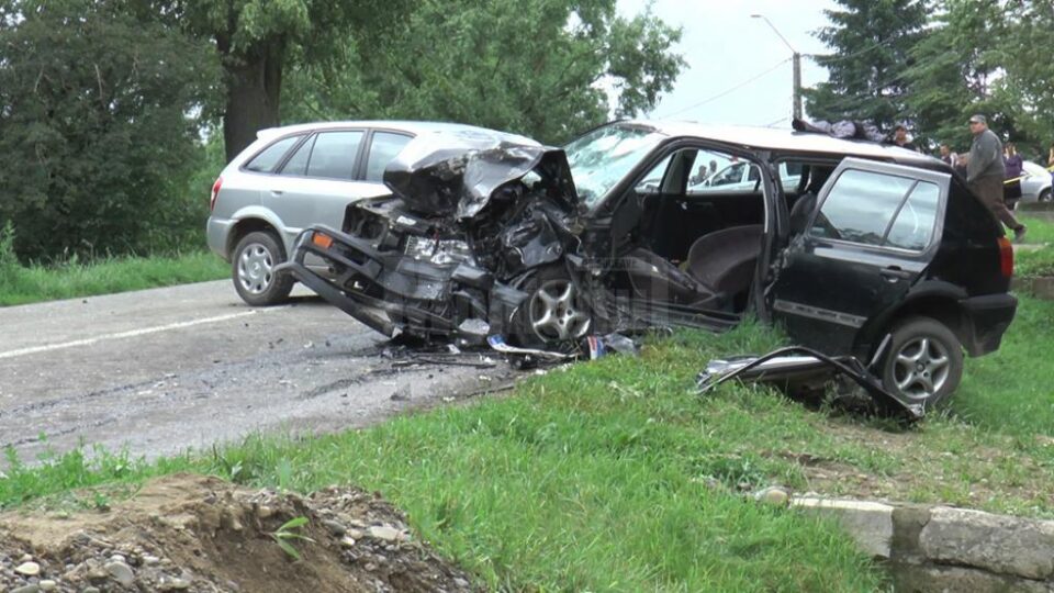 Cinci răniți au ajuns la spital, după ce două mașini s-au ciocnit frontal