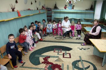 Părinții sunt nevoiți să apeleze la grădinițe particulare pe timpul verii