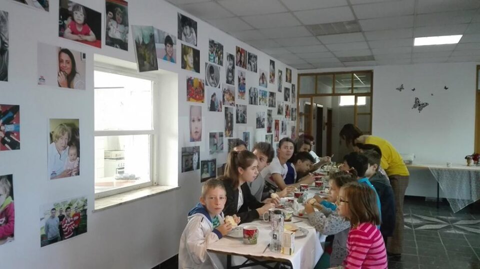 Copii din Bahna Arini și Bogata, provenind din familii foarte sărace, trimiși în excursie de Fundația FARA