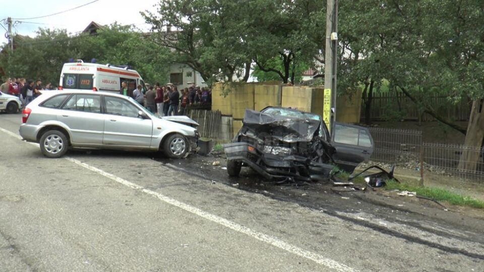 În urma impactului deosebit de puternic, toți cei cinci ocupanți ai celor două autoturisme au fost răniți