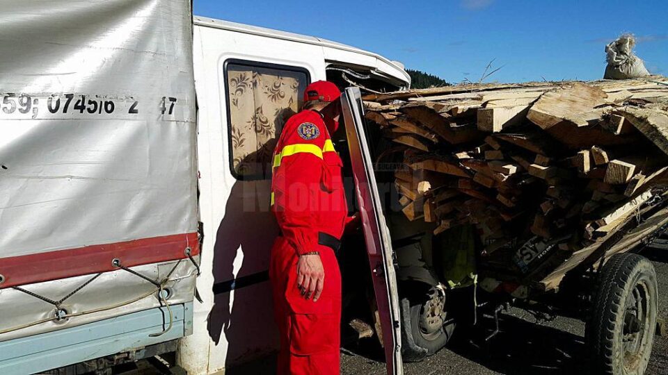 O autoutilitară s-a izbit într-o căruță cu lemne, la Putna