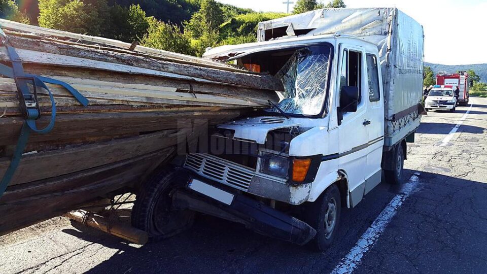 O autoutilitară s-a izbit într-o căruță cu lemne, la Putna