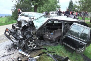 Tânărul fără permis împrumutase mașina de la un localnic care știa că acesta nu are permis de conducere
