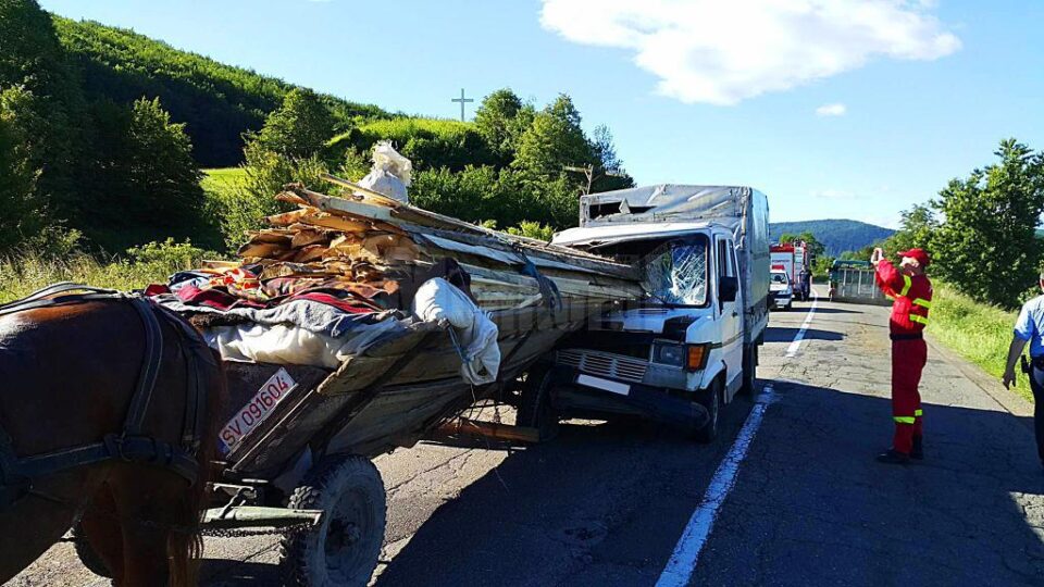 O autoutilitară s-a izbit într-o căruță cu lemne, la Putna