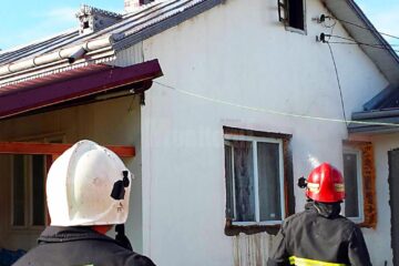 La sosirea echipajelor, flăcările se manifestau în interiorul podului casei de locuit