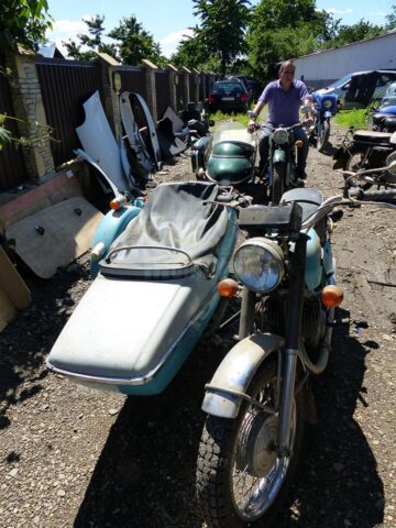 Un sucevean a salvat câteva din ultimele motociclete cu ataș care mai sunt în țară