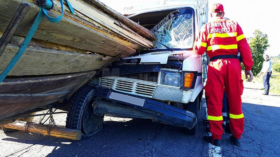 Au scăpat cu viață dintr-un grav accident în care lemnul dintr-o căruță a pătruns prin parbriz