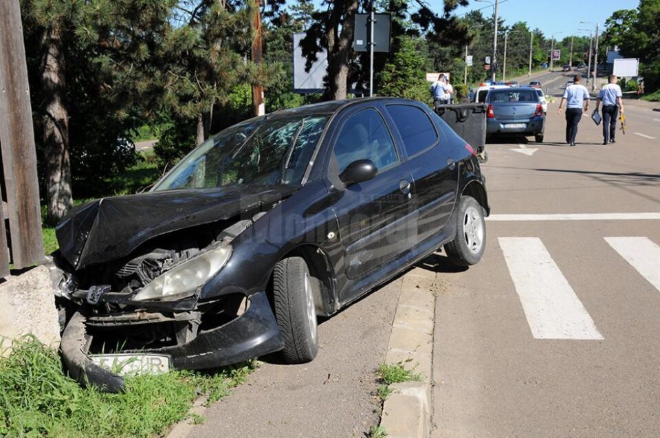 Autoturismul scăpat de sub control a intrat în gardul de pe marginea drumului