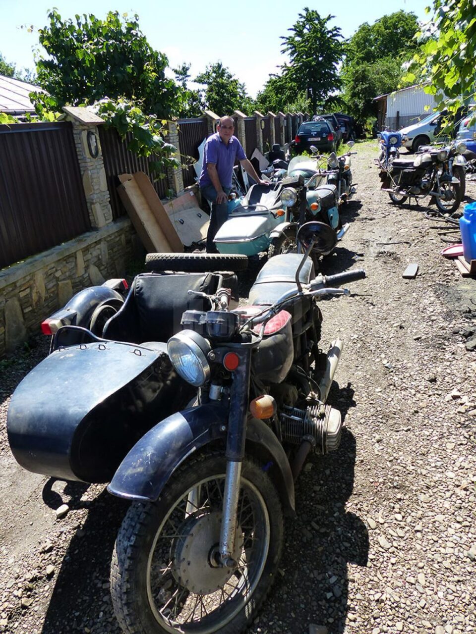 Motocicletele cu ataș au dispărut de ani buni de pe șosele, nu și din curtea bărbatului din Ipotești Motocicletele cu ataș au dispărut de ani buni de pe șosele, nu și din curtea bărbatului din Ipotești