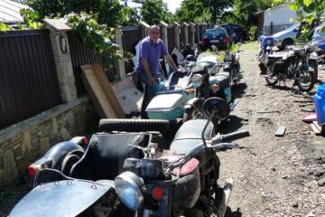 Motocicletele cu ataș au dispărut de ani buni de pe șosele, nu și din curtea bărbatului din Ipotești