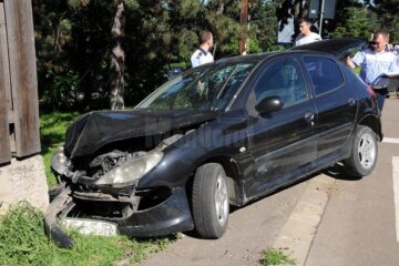 Autoturismul scăpat de sub control a intrat în gardul de pe marginea drumului