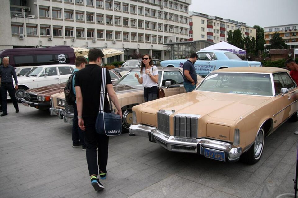 Mașinile de epocă, una dintre atracțiile Salonului Auto Bucovina