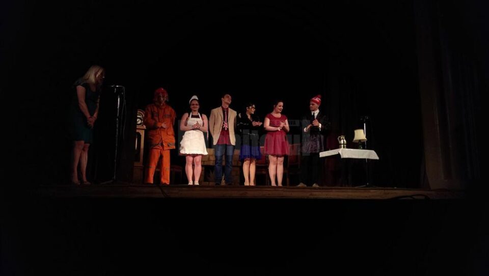 Aplauze îndelungi la debutul pe scenă al trupei de teatru „Septentrion” de la Colegiul „Eudoxiu Hurmuzachi”