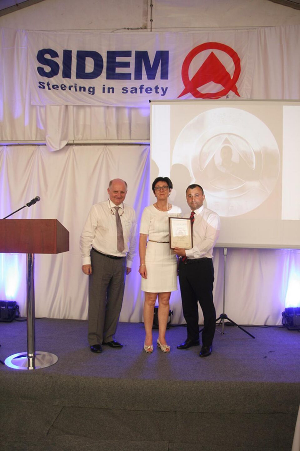 Ambasadorul Belgiei în România și directorul general al companiei i-au premiat pe cei mai vechi angajați ai fabricii din Suceava