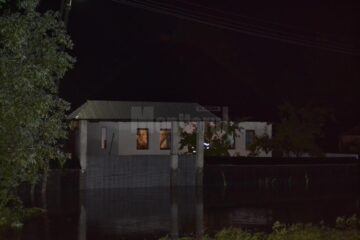 Casă înconjurată de ape