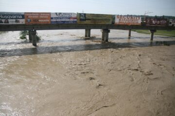 Acoperiș smuls și ape învolburate, în Suceava, după furtuna de duminică noapte