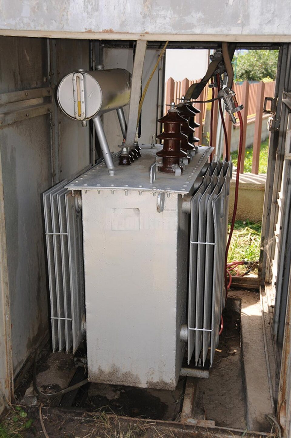 Transformatorul la care interveneau cei doi angajați când s-au electrocutat