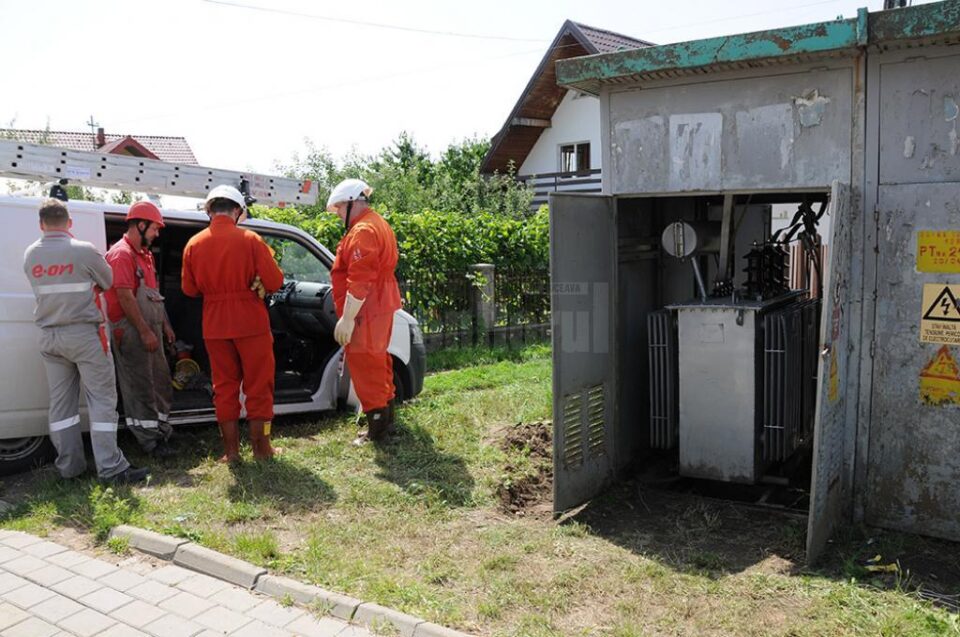 Doi angajați ai E.ON, electrocutați în timp ce depanau un post de transformare