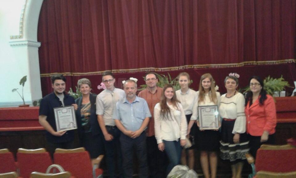 Reprezentanții a trei școli din județ au primit distincții pentru activitățile pe care le-au organizat în „Școala altfel” Reprezentanții a trei școli din județ au primit distincții pentru activitățile pe care le-au organizat în „Școala altfel”