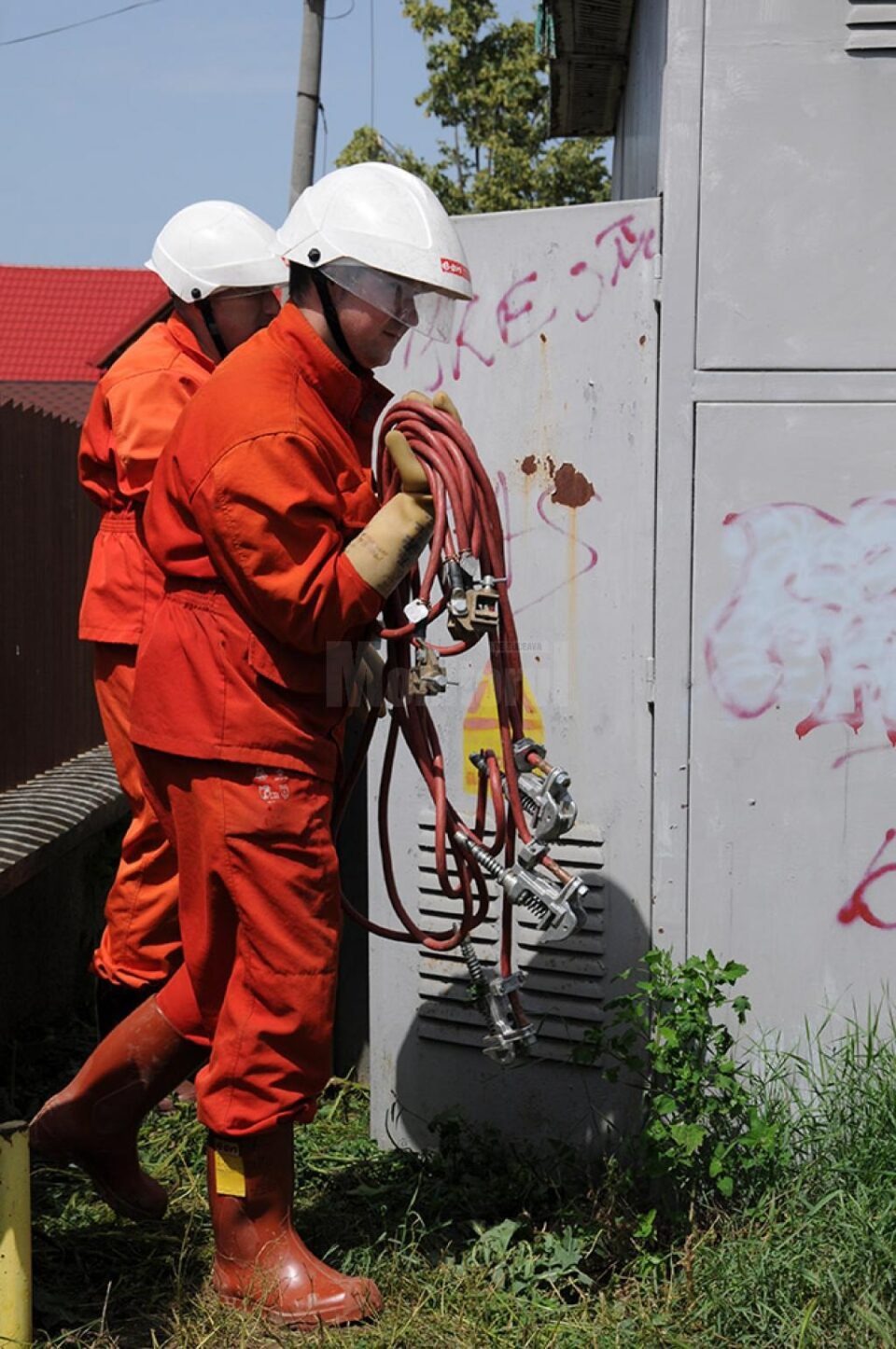 O echipă E.ON a verificat locul unde s-au electrocutat cei doi angajați