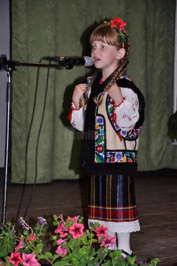 Aproape 600 de elevi prezenți la cea de-a noua ediție a Festivalului interjudețean de folclor „Sărbătoarea de sub brazi” din Adâncata