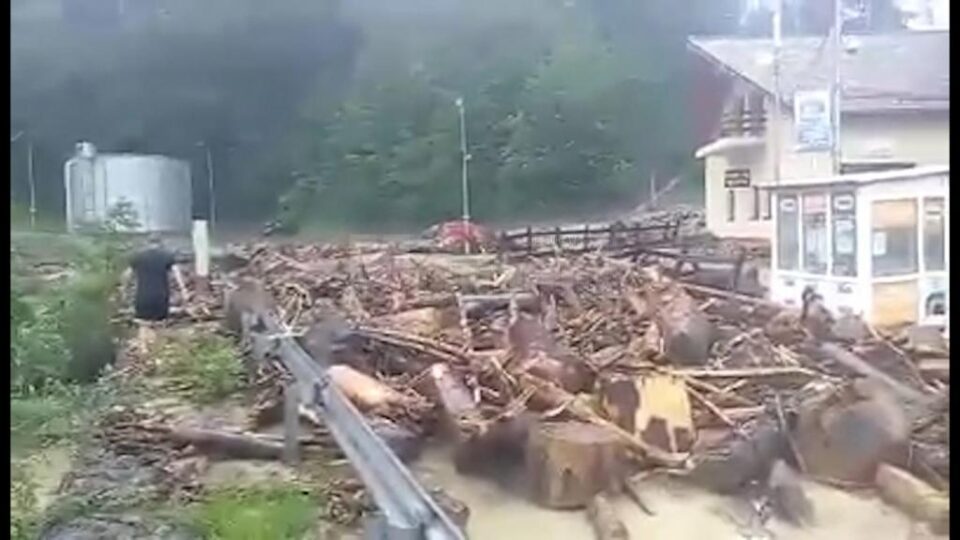 Baza pârtiei Șoimul din complexul Ariniș a fost acoperită de bușteni de mari dimensiuni, aduși de apele crescute ale râului Moldova Baza pârtiei Șoimul din complexul Ariniș a fost acoperită de bușteni de mari dimensiuni, aduși de apele crescute ale râului Moldova