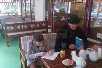 Sebi Crăciun alături de bătrânul din Dolhasca, Theodor Gafița, care i-a oferit până acum 7.000 de lei pentru recuperare