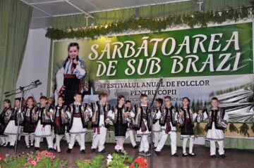585 de elevi din 57 de unități școlare din județele Suceava, Iași, Vaslui, Neamț și Bihor au participat la „Sărbătoarea de sub brazi” din comuna Adâncata