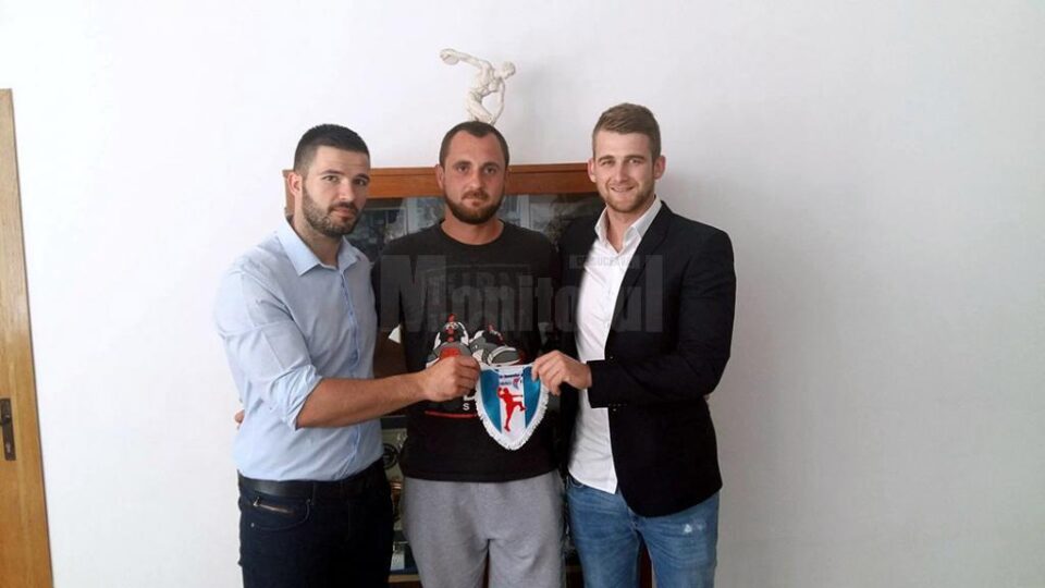 Antrenorul Adrian Chiruț, alături de cei doi jucători de origine sârbă, sârbul Dusan Sipka (stânga) și bosniacul Sasa Puljizovic (dreapta)