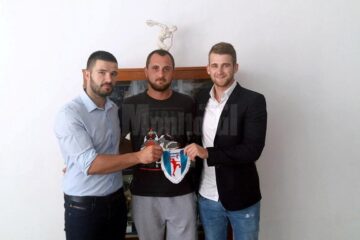 Antrenorul Adrian Chiruț, alături de cei doi jucători de origine sârbă, sârbul Dusan Sipka (stânga) și bosniacul Sasa Puljizovic (dreapta)