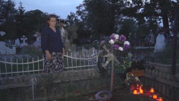 Mama, la mormântul fetiței care a murit