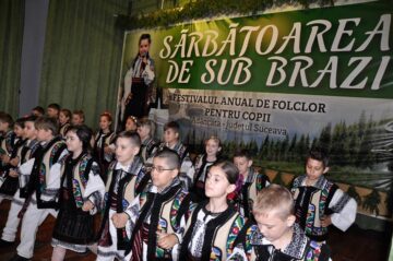 Aproape 600 de elevi prezenți la cea de-a noua ediție a Festivalului interjudețean de folclor „Sărbătoarea de sub brazi” din Adâncata