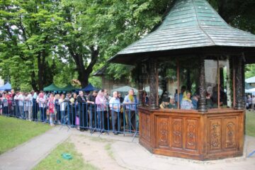 Moaștele Sfântului Ioan cel Nou de la Suceava, scoase din biserica mănăstirii joi dimineață