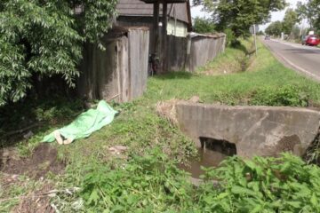 Bărbatul a fost găsit prins sub podeț, în șanțul plin cu apă