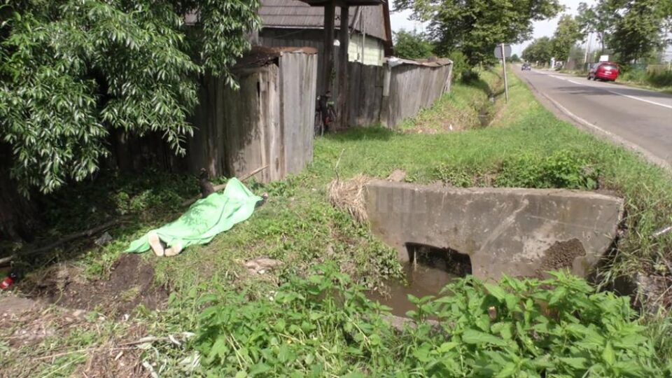 Bărbatul a fost găsit prins sub podeț, în șanțul plin cu apă