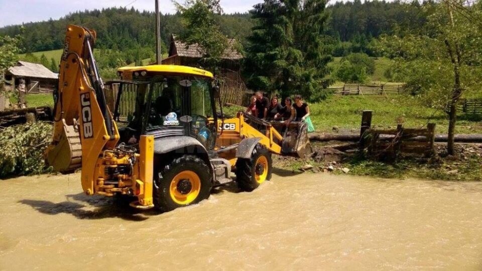 Persoane izolate între ape, salvate cu utilaje