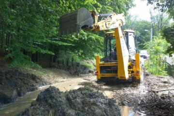 Muncitorii care aparțin formației de lucru Gura Humorului au acționat ieri cu un buldoexcavator în zona localității Voroneț