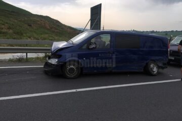 Autoutilitara Mercedes Vito a fost grav avariată, după ce a fost aruncată în parapet