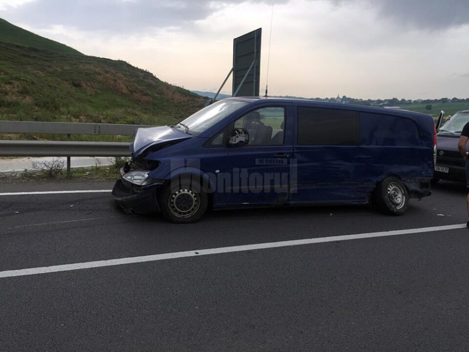 Autoutilitara Mercedes Vito a fost grav avariată, după ce a fost aruncată în parapet