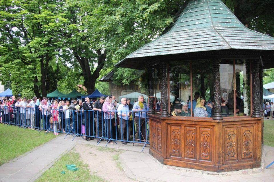 Racla cu moaștele Sfântului Ioan cel Nou de la Suceava, scoase din mănăstire în această dimineață