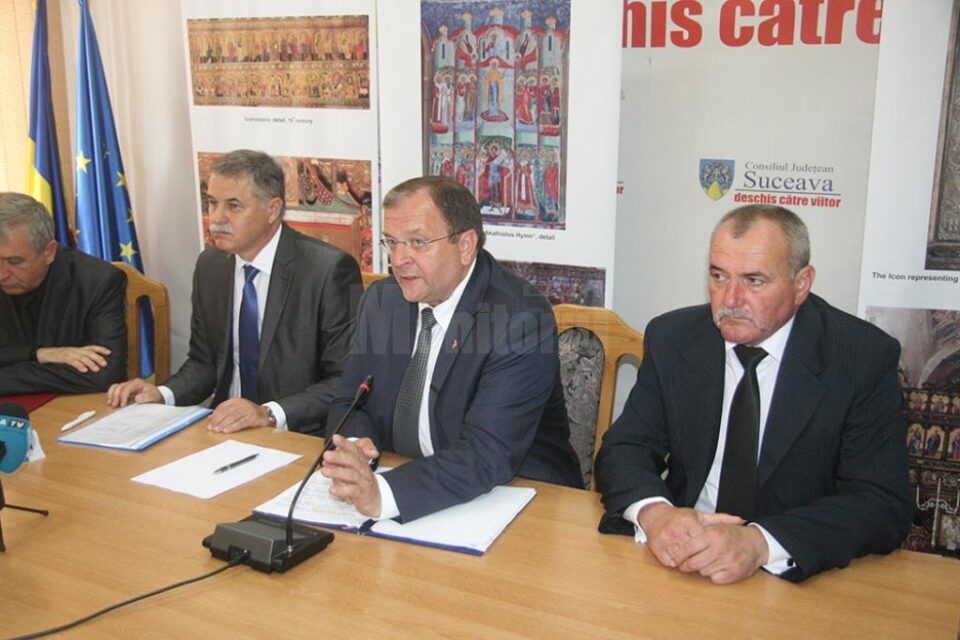Gheorghe Flutur, președintele CJ Suceava, și cei doi vicepreședinți ai CJ, Viorel Seredenciuc (stânga) și Gheorghe Niță (dreapta)