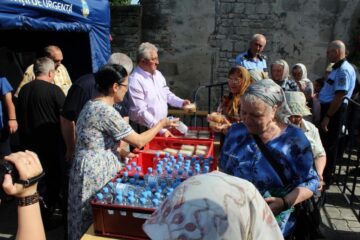 5.000 de sarmale și sticle de apă minerală, împărțite de primarul Lungu la hramul Sucevei