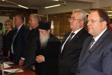Primarul Ion Lungu alături de noul președinte al CJ Suceava, Gheorghe Flutur, și de ÎPS Pimen
