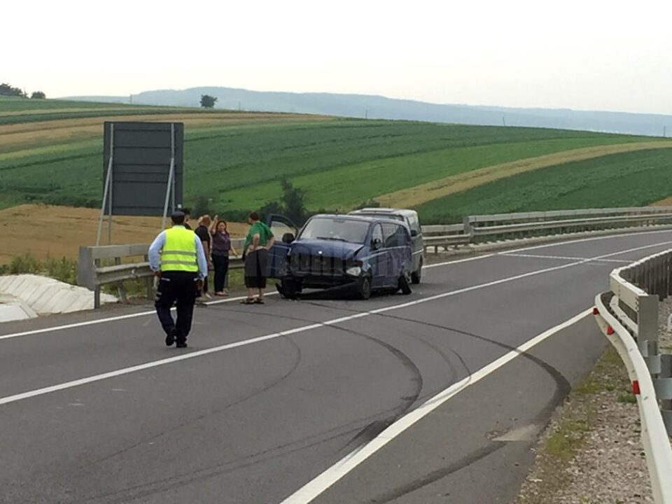 A pierdut controlul și a acroșat o autoutilitară, pe contrasens