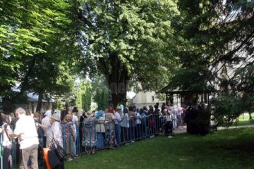 Pelerinii s-au rugat aseară în curtea mănăstirii, la slujba de priveghere, oficiată de ÎPS Pimen