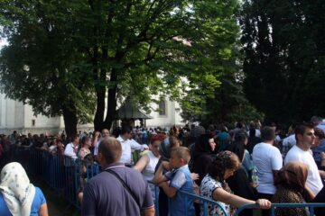 Pelerinii s-au rugat aseară în curtea mănăstirii, la slujba de priveghere, oficiată de ÎPS Pimen