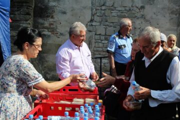 Primarul Sucevei, Ion Lungu, împreună cu soția sa, Luminița, a împărțit 5.000 de sarmale și sticle de apă celor veniți să se roage la Mănăstirea Sf. Ioan cel Nou