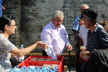 Mii de sarmale și sticle cu apă, împărțite de primarul Sucevei credincioșilor veniți la moaștele Sf. Ioan cel Nou