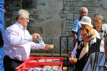 Mii de sarmale și sticle cu apă, împărțite de primarul Sucevei credincioșilor veniți la moaștele Sf. Ioan cel Nou